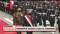 Francisco Sagasti entregó banda presidencial en la puerta del Congreso