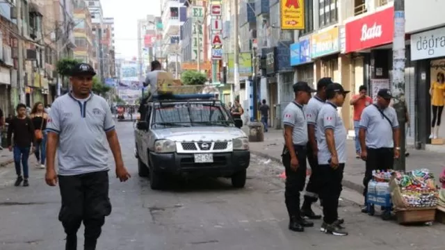 El operativo contó con el apoyo de agentes policiales y agentes de la comuna. Foto: Referencial/El Comercio