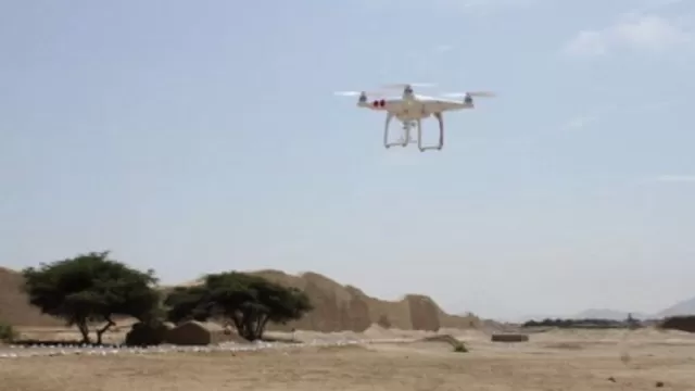 Graban ruinas de Chan chan con un drone