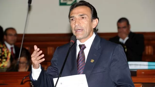 El congresista H&eacute;ctor Becerril defendi&oacute; a Luis Iberico/ Foto: Andina