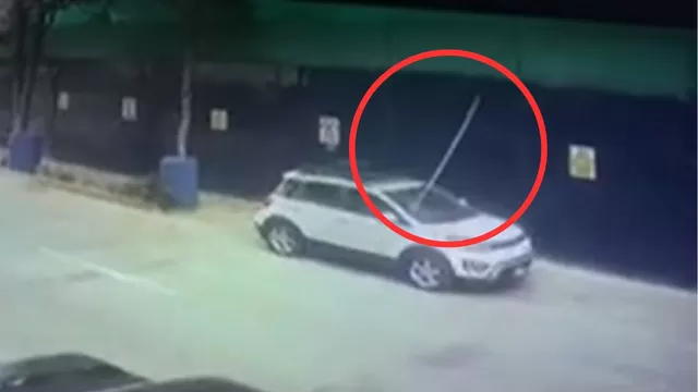 Un hombre se salvó de milagro luego que una barra de metal se incrustara en su camioneta