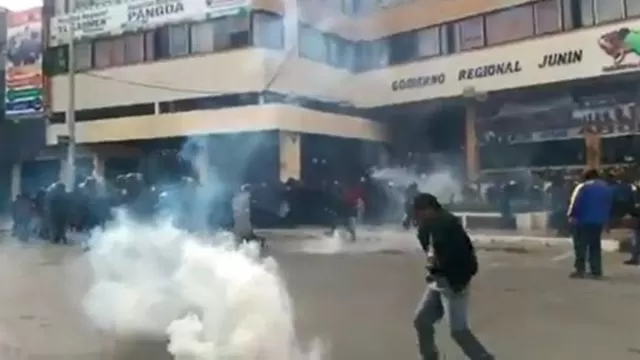 Policía lanza bombas lacrimógenas para dispersar a profesores. Foto: América Noticias