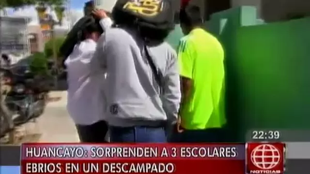 Huancayo: sorprenden a escolares bebiendo licor en la vía pública