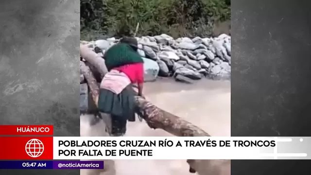 Huánuco: Pobladores arriesgan sus vidas al cruzar río a través de troncos por falta de puente