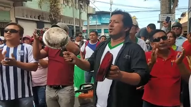 Profesores de Iquitos protestaron con ollas en mano. Foto: América Noticias