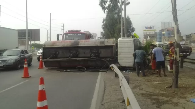 El vuelco de un camión cisterna se produjo en el kilómetro 78 de la vía Libertadores - Wari / Foto: imagen referencial