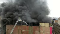 Incendio en almacén textil de La Victoria logró ser confinado