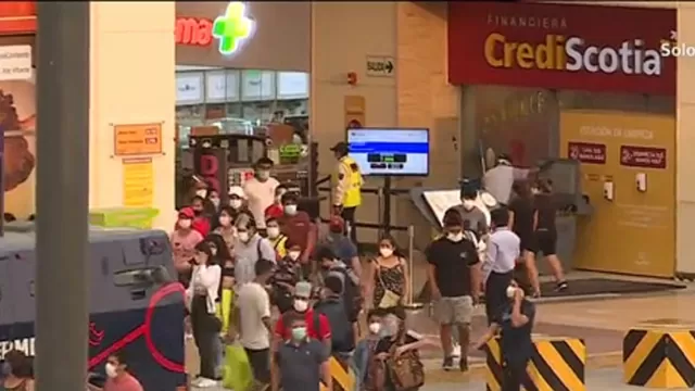 Independencia: Cientos de personas acudieron a centros comerciales
