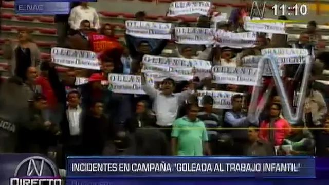 Trabajadores ingresan al Estadio Nacional para protestar en presencia de Humala