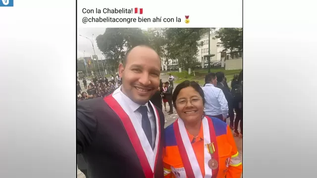 Isabel Cortez luce medalla entregada por Dina Boluarte en ‘selfie’ con Alejandro Muñante