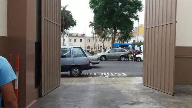 Vehículo se ubicó afuera de un estacionamiento / Foto: @montesthalia