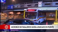 Jesús María: Microbús sin pasajeros queda atascado en puente