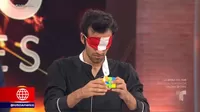 Joven peruano es un éxito mundial al armar cubo Rubik sin mirar