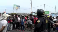 La Libertad: Oficial de la PNP se acerca a manifestantes y los insta a liberar vías