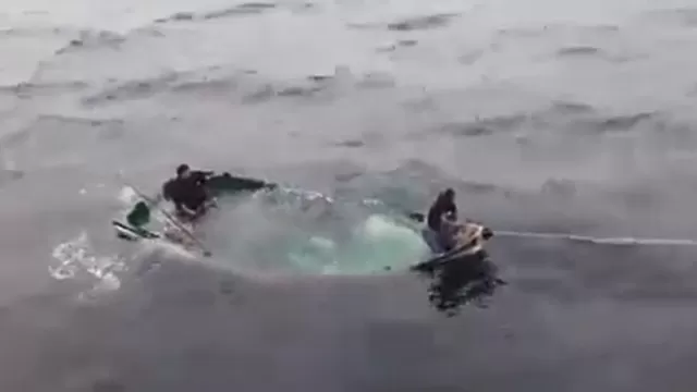Dos pescadores fueron rescatados en altamar. Foto: América Noticias