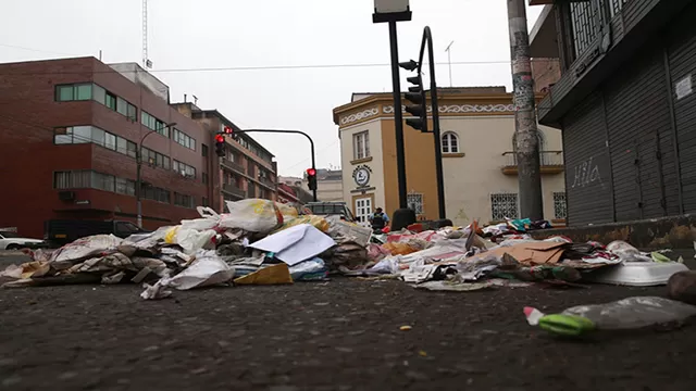 Trabajadores de limpieza protestan tirando basura a las calles. Foto: Andina