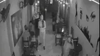 Lince: cámaras captaron cómo sujetos armados robaron un bar 
