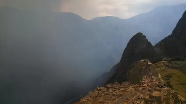  Un equipo de brigadistas controló las llamas en varios sectores de la jurisdicción de Machu Picchu pueblo / Foto:  @MartinLino