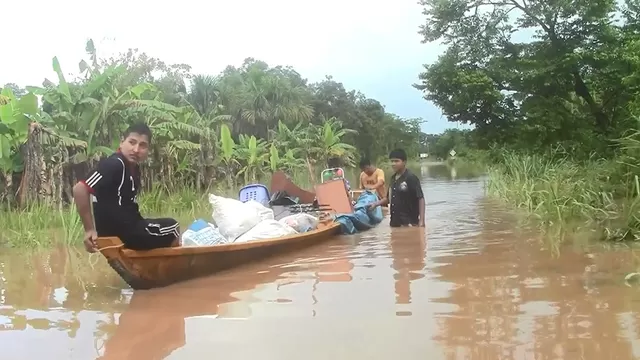 Pobladores usaron canoas para rescatar sus pertenencias. Foto: América Noticias