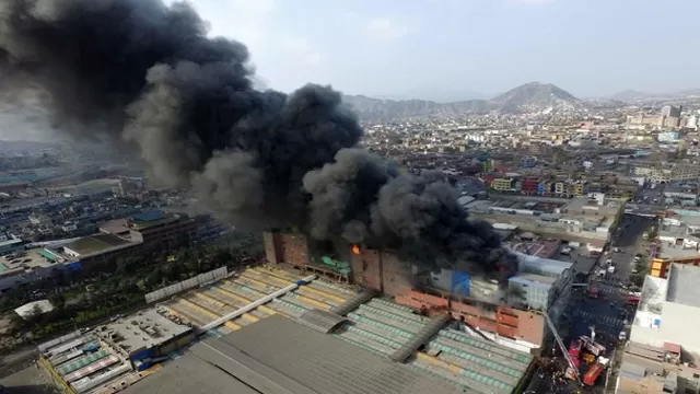Minsa alert&oacute; a ciudadanos sobre peligros de acercarse a zona del incendio Foto: Andina.