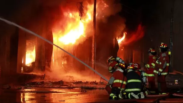 El incendio desatado en la galería Nicolini en La Malvinas / Foto: archivo Andina