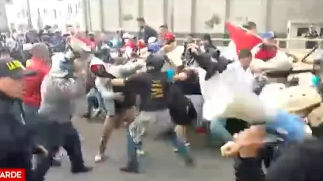 Manifestantes provocaron destrozos en la av. Alfonso Ugarte