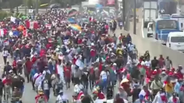 Manifestantes se desplazan e interrumpen tránsito en la carretera Panamericana Norte