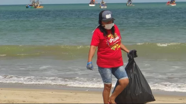 Recojo de basura en las playas. Foto: Andina