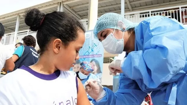 Vacunación en colegios. Foto: Andina