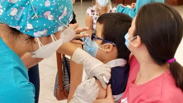 Vacunación a niños. Foto: Andina