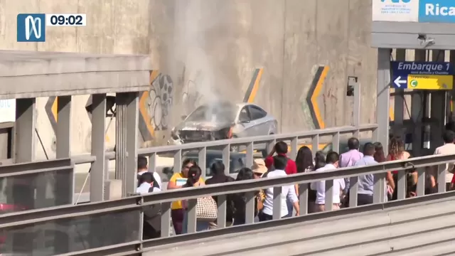 Miraflores: Auto se incendió en Vía Expresa