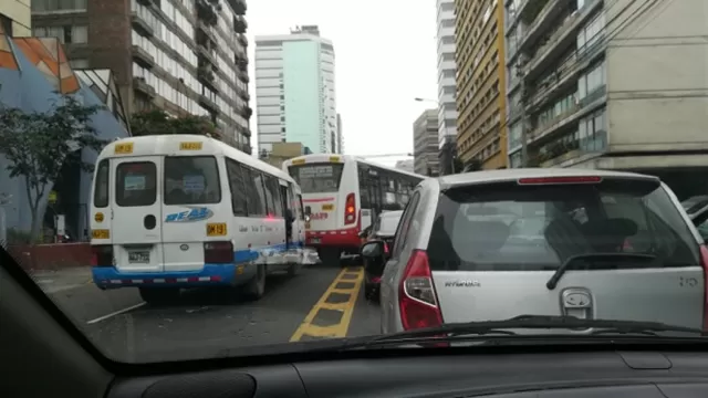 Buses invaden carril contrario. Foto: Twitter Roberto Jara