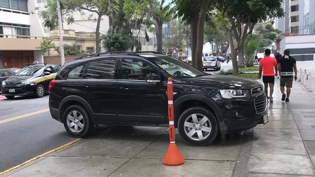 Vehículo mal estacionado en Miraflores. Foto: Twitter Danie Anteparra 