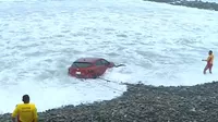Miraflores: Conductor se quedó dormido en su vehículo y terminó siendo arrastrado por las olas de la playa