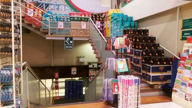 Supermercado de Miraflores obstruye escaleras con cajas. Foto: @v_atoche