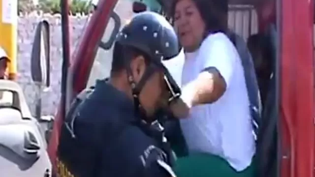 Iracunda mujer abofetea al policía que la intervino / Captura Video
