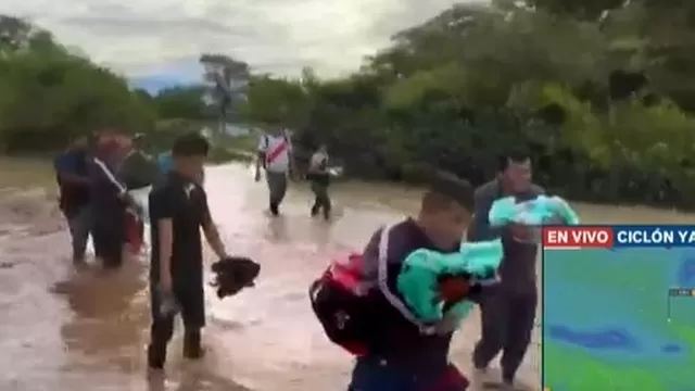 Mórrope: Padre con bebé gemela en brazos se trasladan a pie tras inundaciones