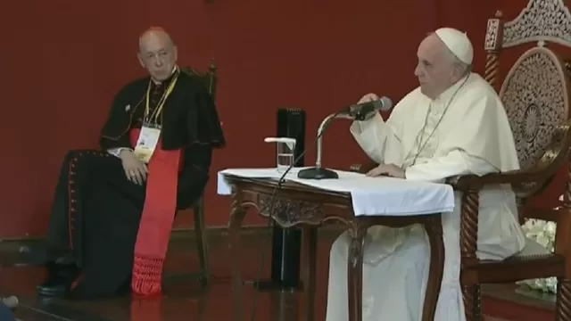 El papa Francisco durante la conversaci&oacute;n con los obispos. A su lado, el cardenal Juan Luis Cipriani. Foto: Infobae
