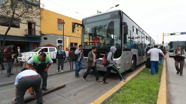 Bus del Metropolitano tuvo una avería y pasajeros quedaron varados. Foto: El Comercio