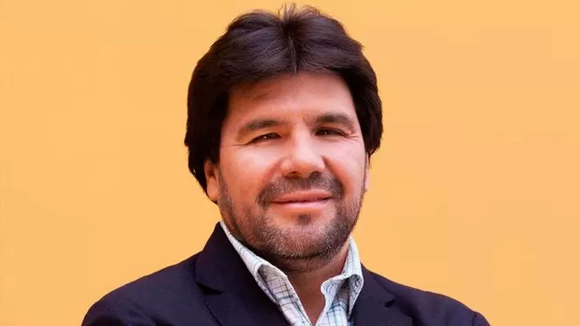 Periodista Carlos Paredes denunció que fue agredido por una dirigente de Perú Libre
