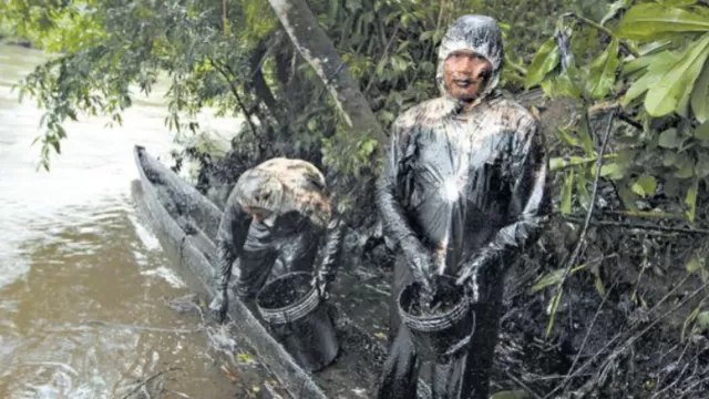 Nativos que limpiaban derrame de petr&oacute;leo retienen a empleados de PetroPer&uacute;. Foto: El Comercio.