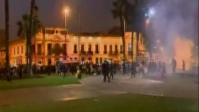 Plaza Bolognesi: policías dispersaron a profesores con bombas lacrimógenas