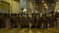 Policías dispersan a los manifestantes que se encontraban en la Plaza San Martín
