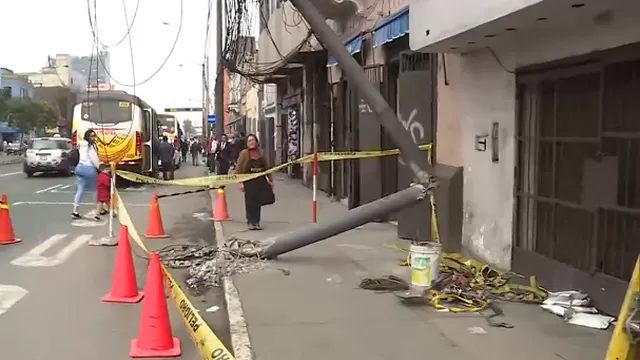 Cercado de Lima: poste está a punto de caer tras choque de bus
