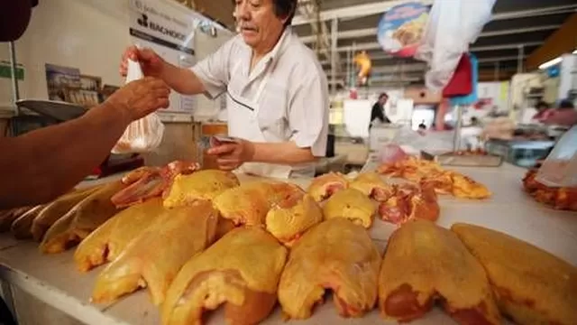 Venta de pollo en mercados. Foto: jornada.unam.mx