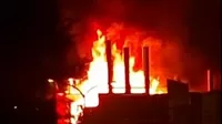 Puente Piedra: Incendió consumió librería tras aparente cortocircuito