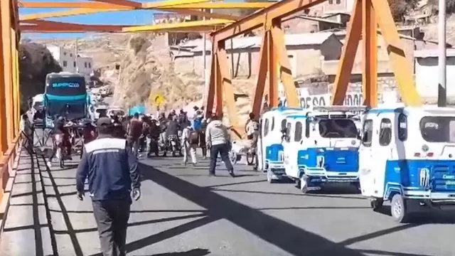 Puno: Manifestantes bloquean puente internacional en Ilave