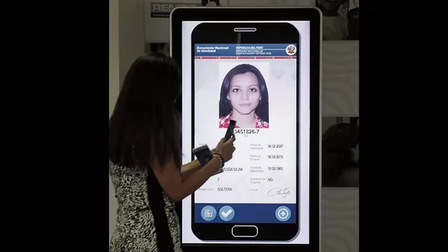 Ciudadanos podrán descargar su DNI en su equipo celular. Foto: Perú21