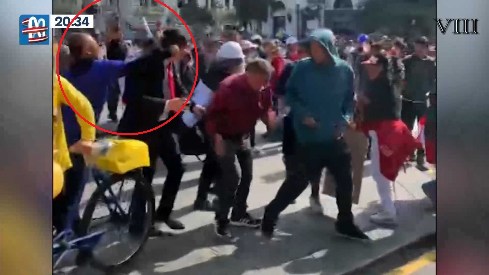 El periodista Jair Bardales fue golpeado por un sujeto en la plaza San Martín - Foto: Canal N