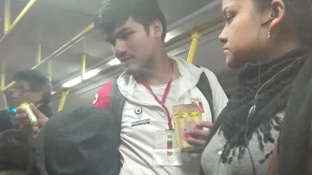 Atleta peruano vende caramelos en buses para recaudar fondos